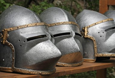 Antik Ortaçağ kask büyük demir zırh knig tarafından kullanılır.
