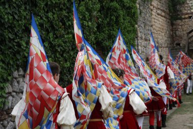 bir ortaçağ olay sırasında renkli bayraklar ile genç bayrak