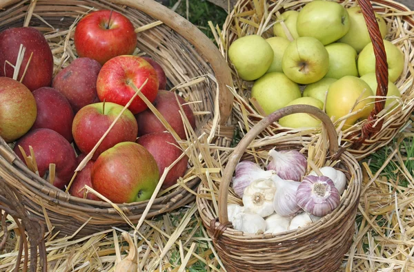 Keranjang yang lebih tebal di pasar dengan penjualan appl merah dan hijau — Stok Foto