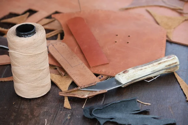 Roll of Twine and cutter for the craftsmanship of leather to pro — Stock Photo, Image