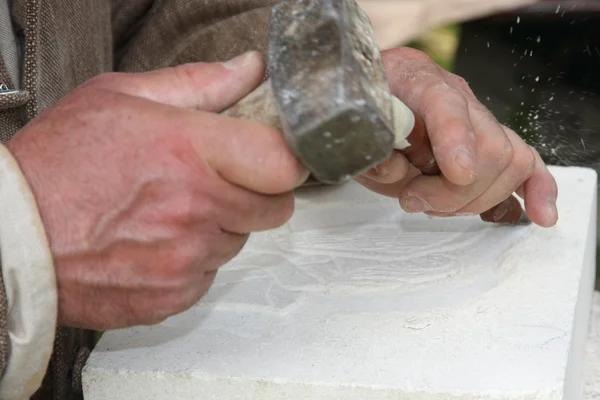 Viejo artesano Mason durante el procesamiento de una pieza de ma blanca — Foto de Stock