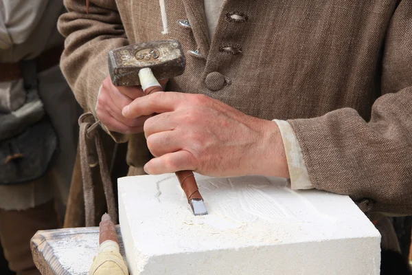 Alter handwerklicher Maurer bei der Verarbeitung eines weißen Stücks — Stockfoto