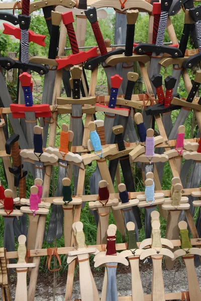 Деревянные игрушечные мечи для продажи на стенде древних игр — стоковое фото