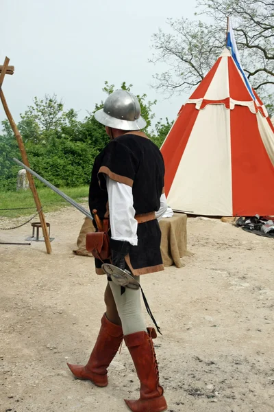 Soldado com traje medieval envolvido em um combate corpo-a-corpo — Fotografia de Stock