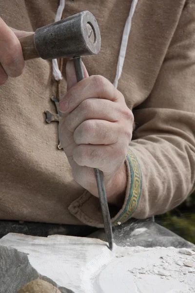 Stonemason with ancient costume during the processing of the sto — Stock Photo, Image