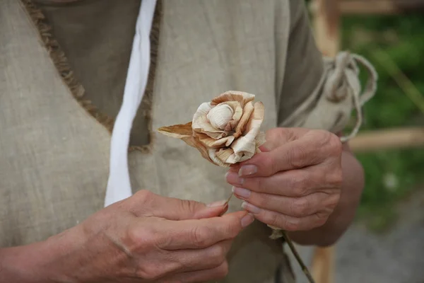 Manos de una anciana mientras crea una flor de madera —  Fotos de Stock