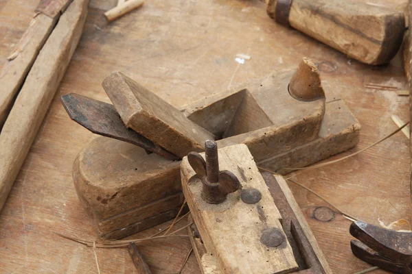 Cepilladora antigua de madera y hierro para la fabricación de tablones de madera — Foto de Stock