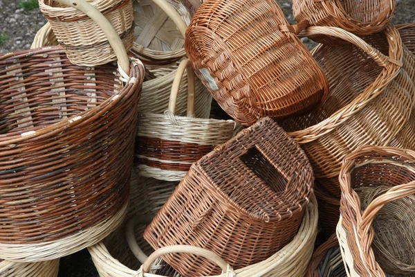 Pilha de cestas de vime para venda no mercado local de pulgas — Fotografia de Stock