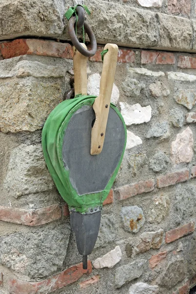 Antieke hout en leder balg om het vuur door kolen stoke — Stockfoto