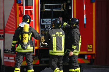 oksijen tüpü ile cesur itfaiyeciler tatbikat sırasında düzenlenen yangın