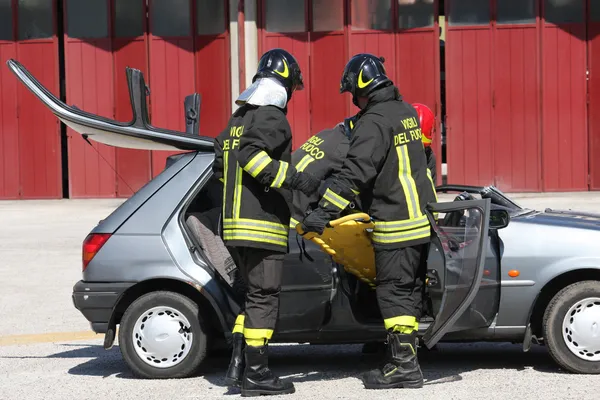 Strażacy uwolniony rannych uwięziony w samochodzie po dotyczącymi ruchu — Zdjęcie stockowe