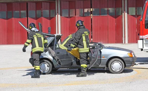 Sonra trafik travmaya arabada sıkışıp itfaiyeciler yaralı bir serbest — Stok fotoğraf