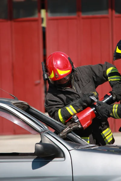 Firefighters freed a wounded trapped in car after a traffic acci — Stock Photo, Image