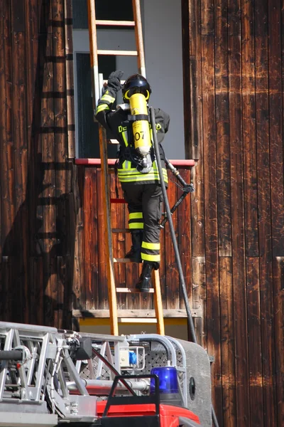 Modiga brandmän med syre tank eld under en övning som innehas — Stockfoto