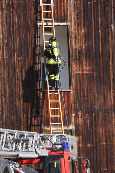 Bombeiros corajosos com fogo tanque de oxigênio durante um exercício realizado — Fotografia de Stock