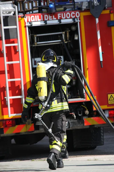 Moedige brandweerlieden met zuurstoftank brand tijdens een oefening gehouden — Stockfoto