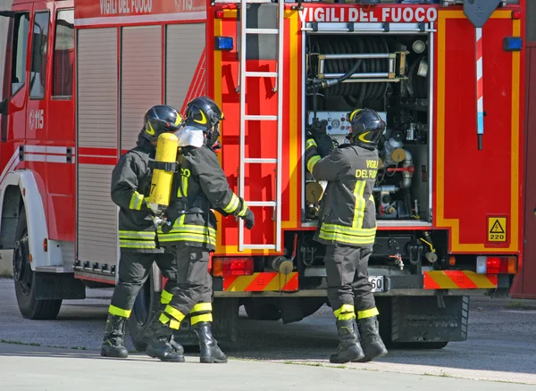 Moedige brandweerlieden met zuurstoftank brand tijdens een oefening gehouden — Stockfoto