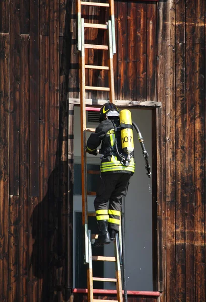 Pompiers courageux avec feu de réservoir d'oxygène lors d'un exercice tenu — Photo