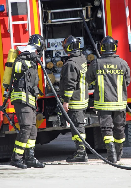 Modiga brandmän med syre tank eld under en övning som innehas — Stockfoto
