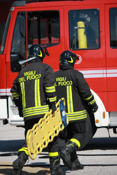 Feuerwehrleute mit der Trage an der Unglücksstelle — Stockfoto