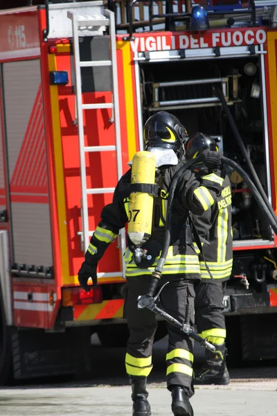 Pompiers courageux avec feu de réservoir d'oxygène lors d'un exercice tenu — Photo