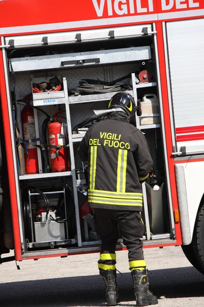 Bombeiros se preparam para as ferramentas do caminhão durante um serio — Fotografia de Stock