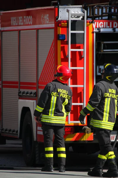 Bombeiros se preparam para as ferramentas do caminhão durante um serio — Fotografia de Stock