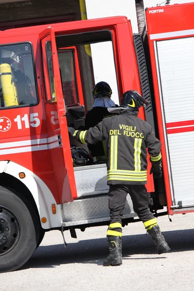 Feuerwehrleute bereiten sich bei einem Ernstfall auf das Werkzeug aus dem LKW vor — Stockfoto