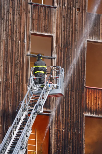 Bombeiros na cesta da escala do caminhão de bombeiros quando s — Fotografia de Stock