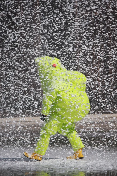 Pompier avec un costume pour la protection contre le risque de biologique a — Photo