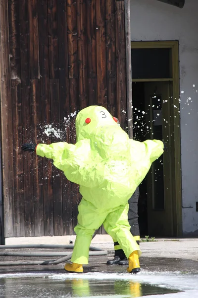 Brandweerman met een pak voor bescherming in het midden van schadelijke foa — Stockfoto