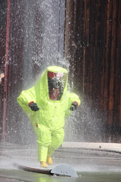 Bombero con traje de protección en medio de un foa malicioso — Foto de Stock