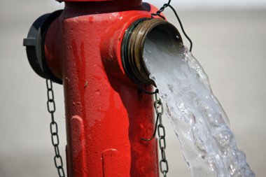 sokak hydran ivme ile çıkan güçlü su akışı