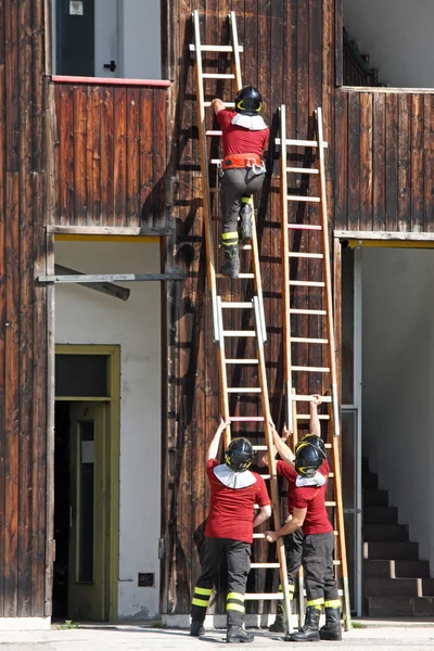 Exercício e formação de bombeiros no posto de bombeiros com — Fotografia de Stock