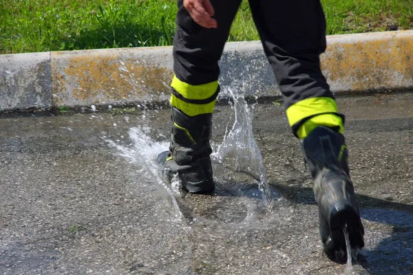 Πυροσβέστης με ψηλές μπότες μαύρο δέρμα, που πηγαίνει μέσα το p — Φωτογραφία Αρχείου