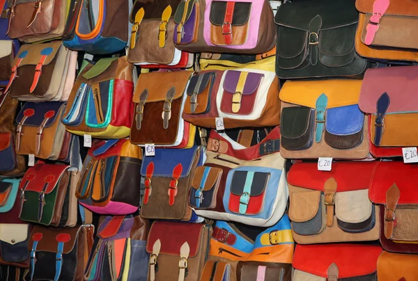 Many leather handbags on sale at the local market — Stock Photo, Image