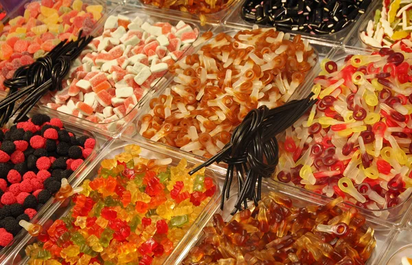 Dulces dulces y azucarados de todos los gustos y colores para la venta en th — Foto de Stock