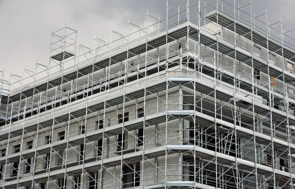 Estrutura de um arranha-céu grande em construção com o chumbo — Fotografia de Stock