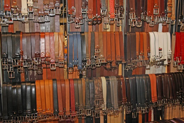 Muchos cinturones de cuero a la venta en el mercado local en un stand —  Fotos de Stock