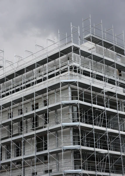 Structure of a large skyscraper under construction with the lead — Stock Photo, Image