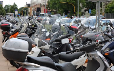 birçok yoldan otoparka Park motosiklet ve Scooter
