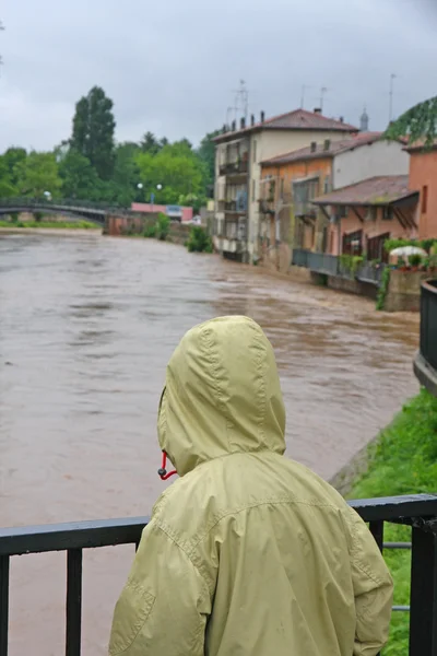 Jeune enfant avec montre imperméable à l'eau avec consternation la rivière croissante — Photo