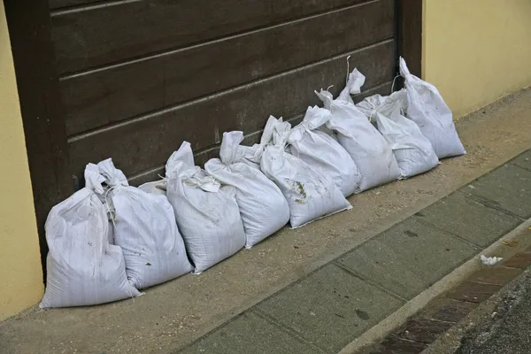 Sacos de areia para proteger contra inundações do rio durante o flo — Fotografia de Stock