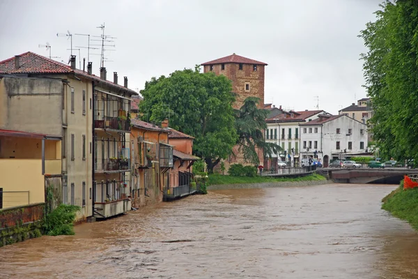 Σπίτια κοντά στην ακτή του ποταμού μαίνεται κατά τη διάρκεια των πλημμυρών — Φωτογραφία Αρχείου