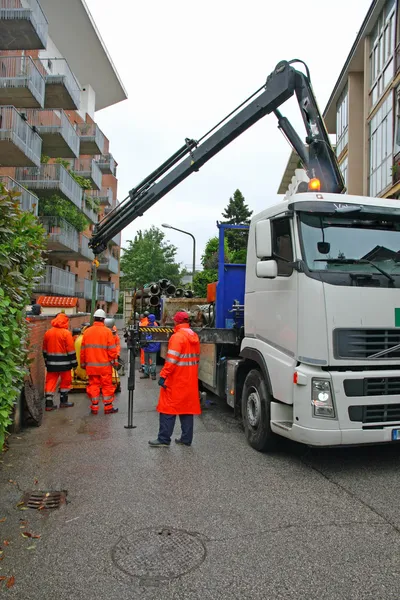 Many team workers at work during the installation of a diesel pu — Stock Photo, Image