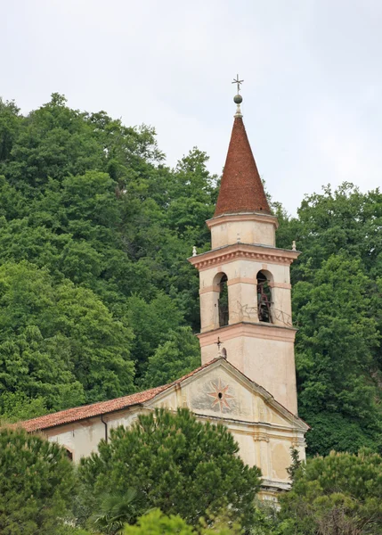Ancient pieve amidst the forest place of prayer and meditation — Stock Photo, Image