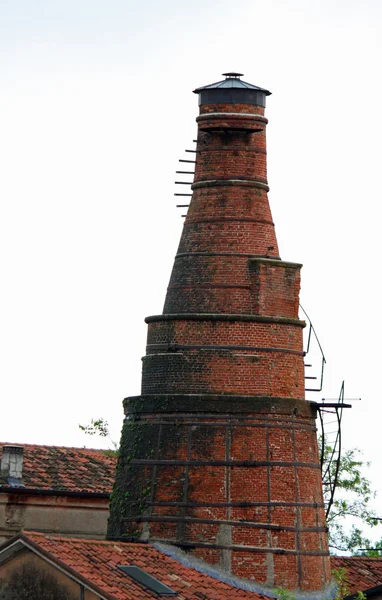 Patrimonio industrial con un edificio histórico y la antigua re —  Fotos de Stock