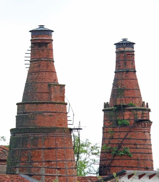 Industriedenkmal mit einem historischen Gebäude und der alten — Stockfoto