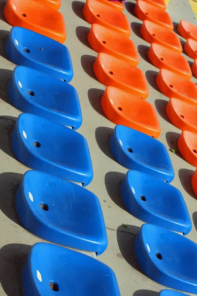 Koltuğa oturup, yarışları katılmak ve futbol Stadı'nda maçlar — Stok fotoğraf