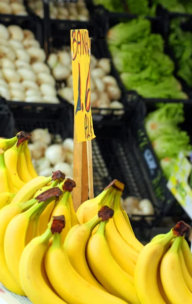 Κίτρινη μπανάνα και φρέσκα φρούτα για πώληση στην αγορά οπωροκηπευτικών — Φωτογραφία Αρχείου